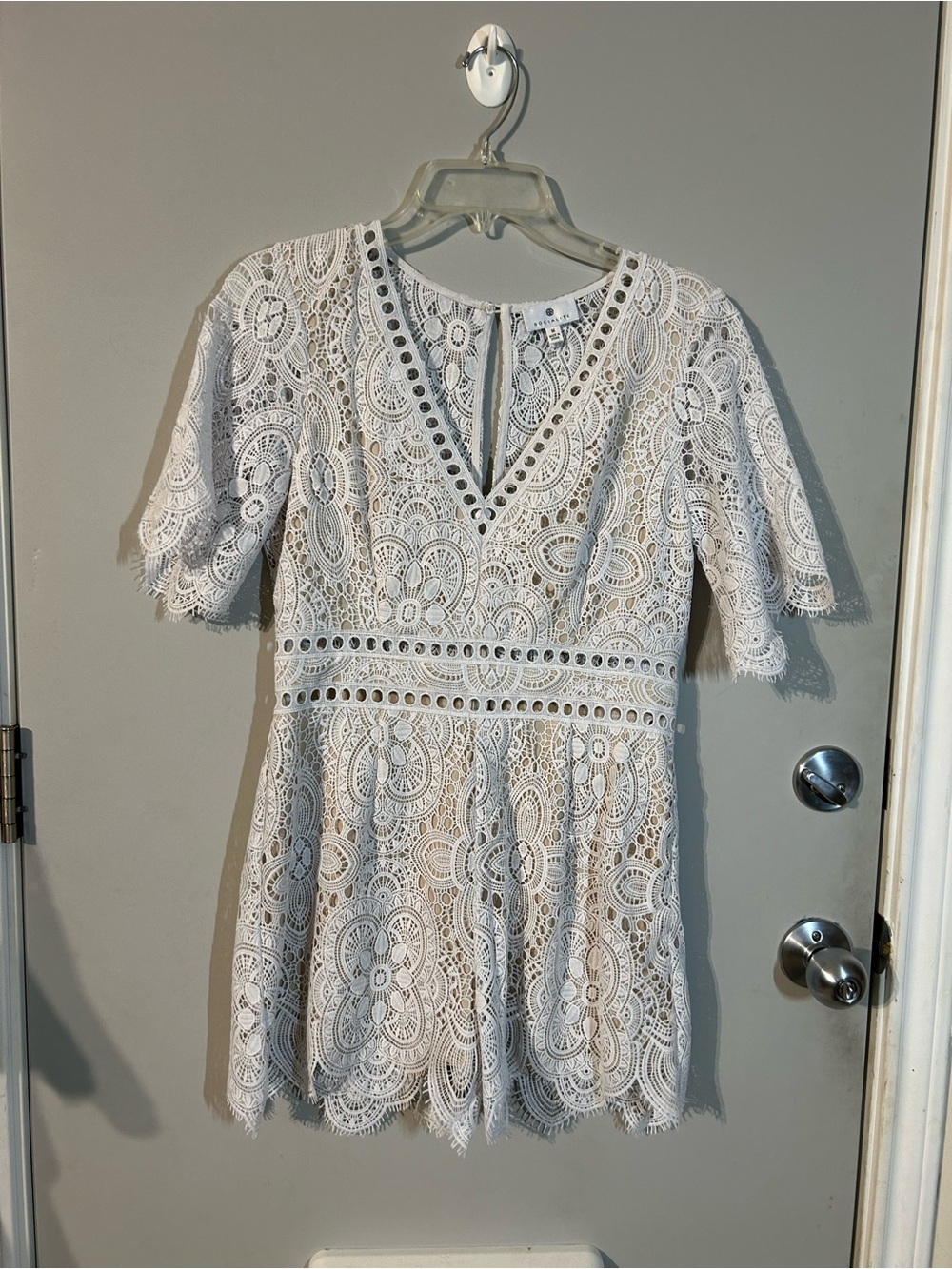 Women’s Lace Romper MEDIUM eyelet cut out trim flirty, festival, playsuit boho - Picture 2 of 9